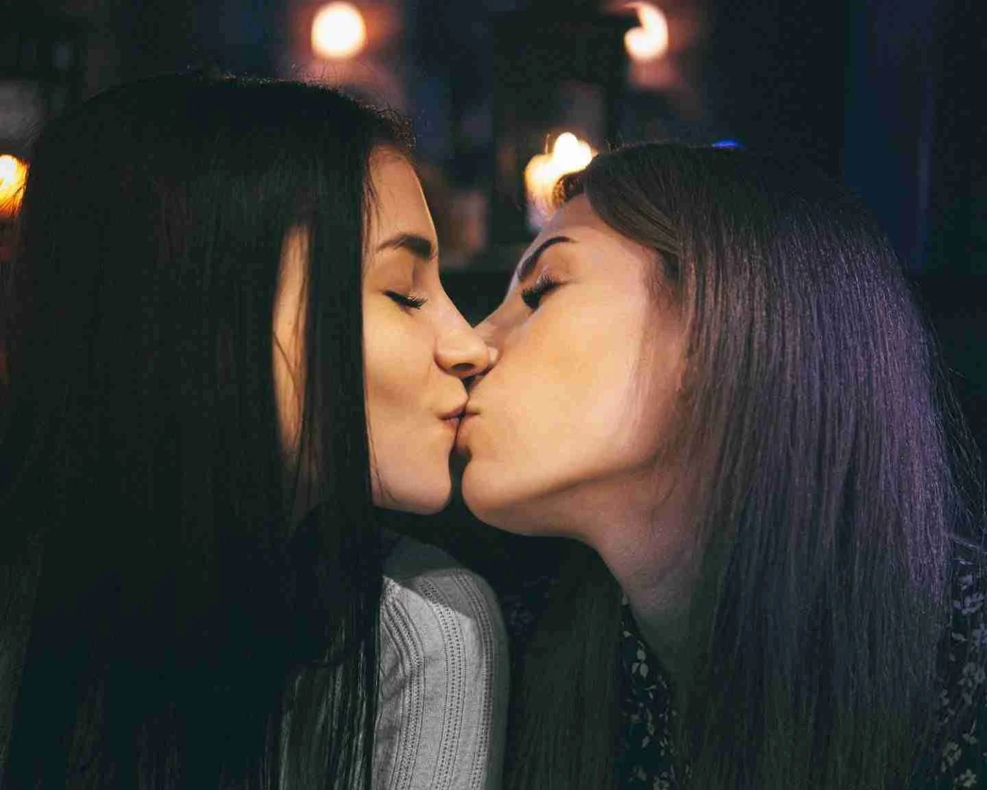 Your Ultimate Guide To Lesbian Bars & Nightlife Hotspots in Paris