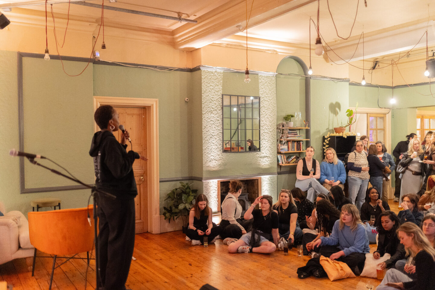 Sofar Sounds: Sapphic Singles Night, women with microphone