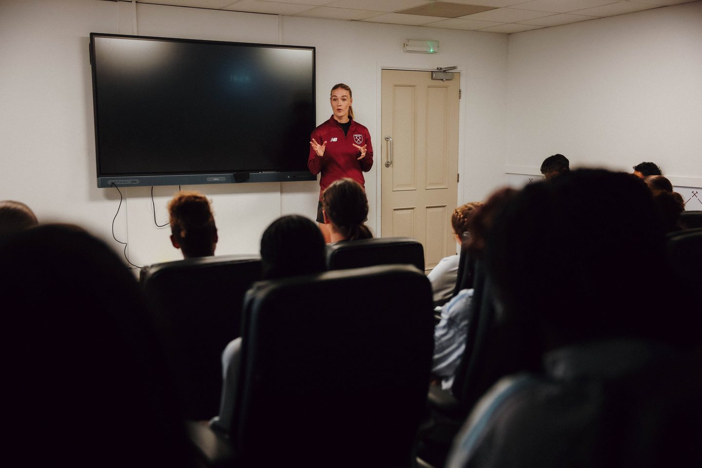 Dagný Brynjarsdóttir teaching